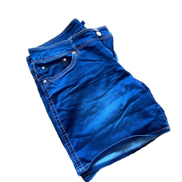 Seven7 Women's Blue Denim Shorts - Picture 3 of 6